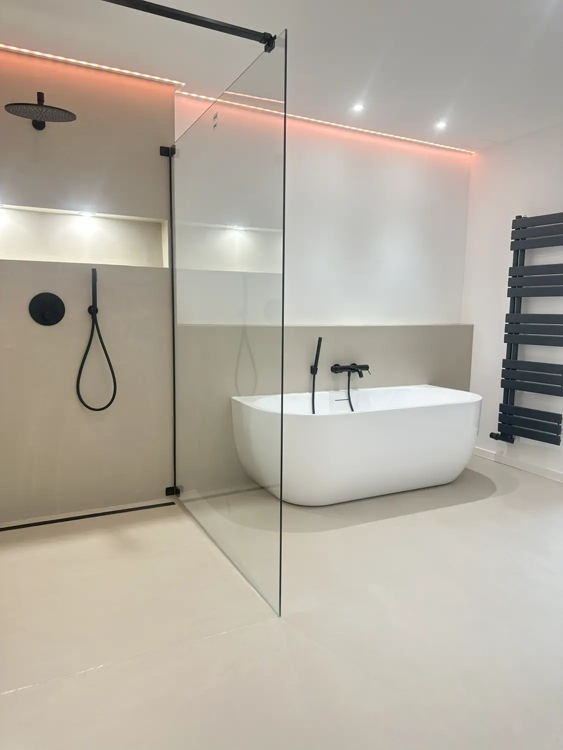 Ewig Bau GmbH - Badezimmer Badewanne und Duschraum